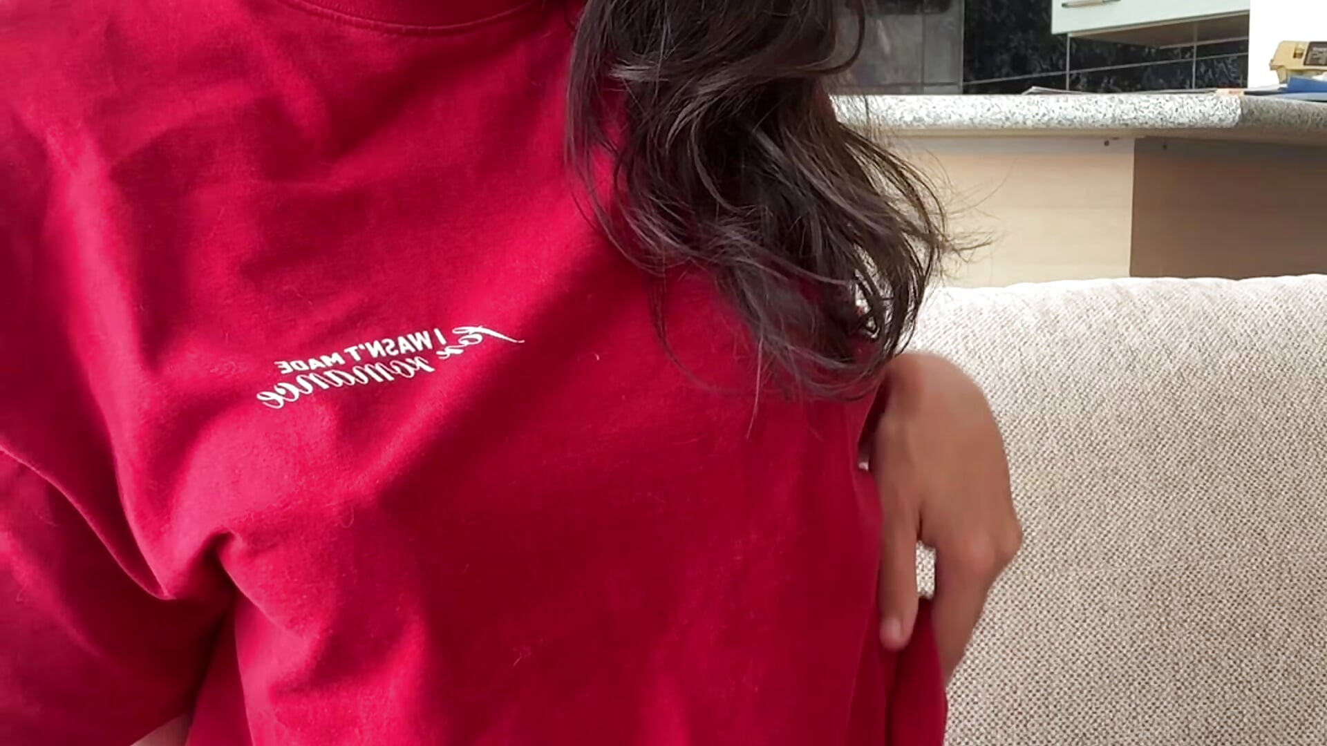 J’enlève mon t-shirt pour te laisser découvrir mon corps complètement nue - video by Yuna_Desire cam model