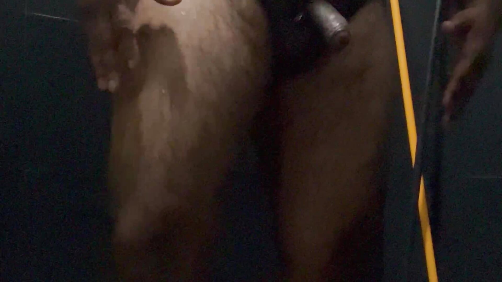 Bathing time hand job - فيديو من Uber-driver-dam موديل الكام