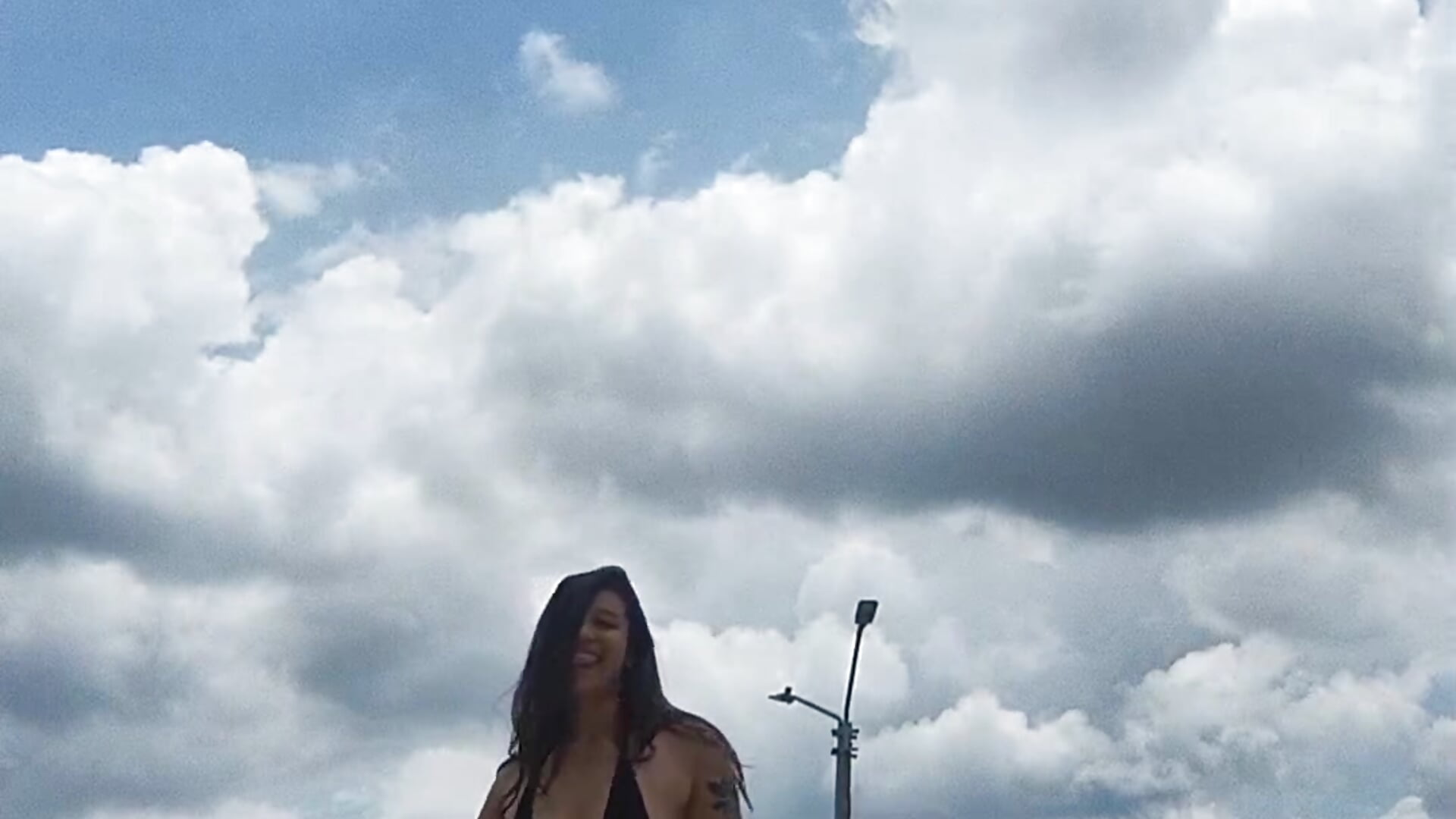 ☀️  Applying sunscreen in the pool ,☀️ - vidéo du modèle de showcams FireTheGun_