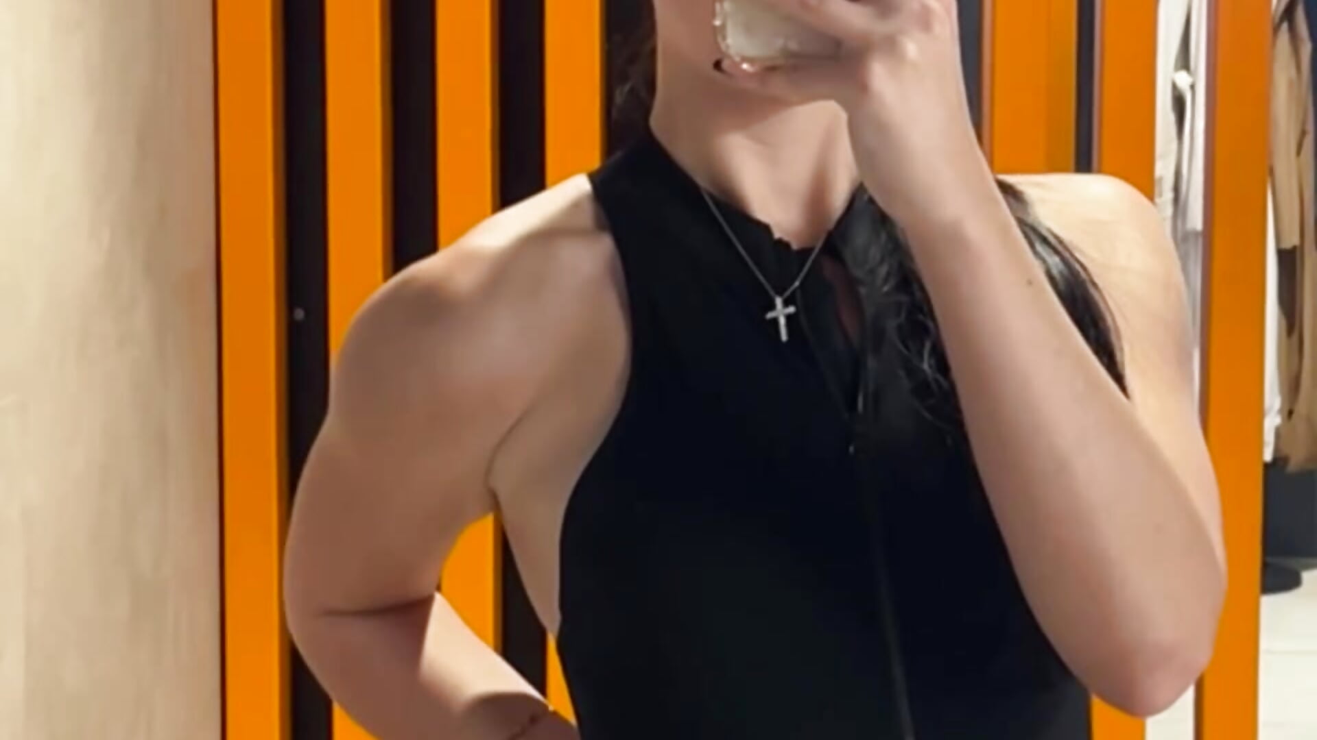 Strong shoulder - فيديو من OlgaPetrova موديل الكام