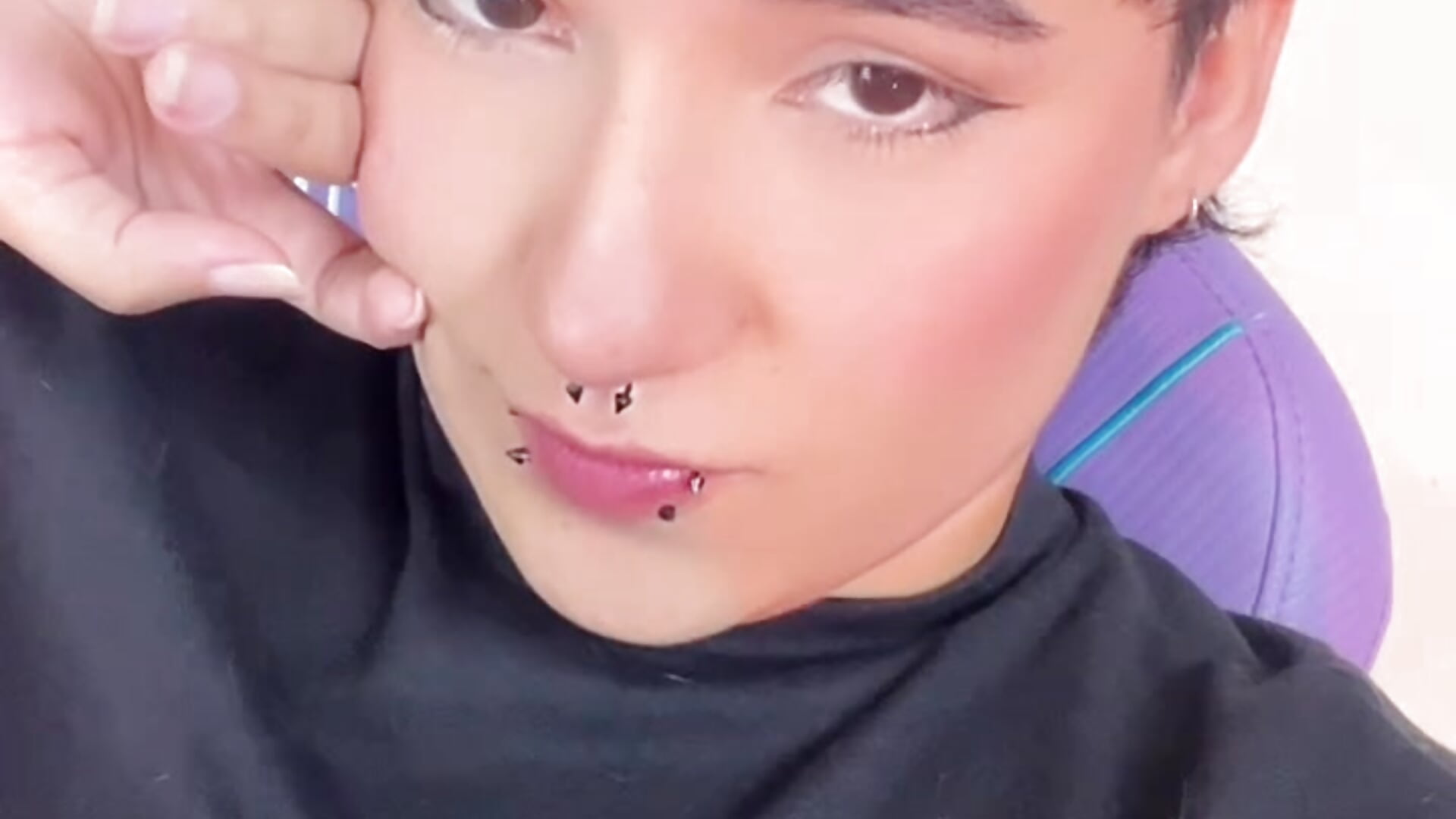 Hello Kitty 🖤－カメラキャストのemma_cute7の動画