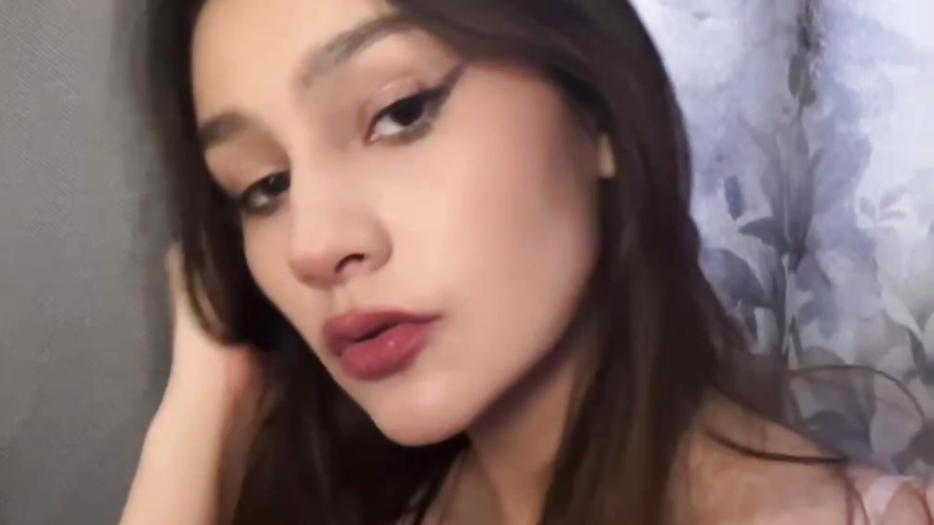 HEY! Let's set fire to this Monday!🎉－カメラキャストのcarrie145の動画