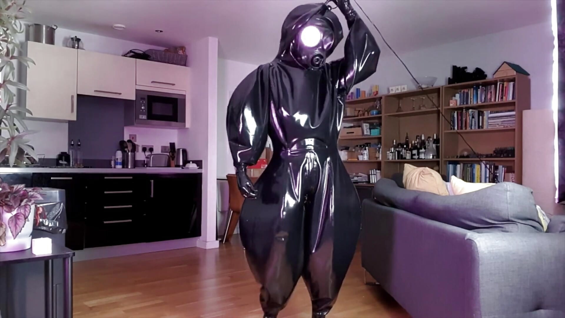 inflatable latex catsuit – видео вебкам-модели rubberdom69