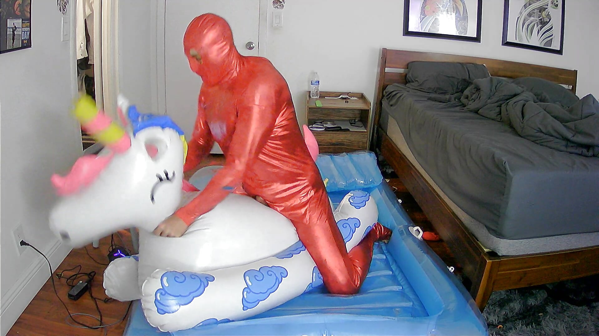 Inflatable toy ride to cum in red latex catsuit - video di rubberdom69 modella di cam