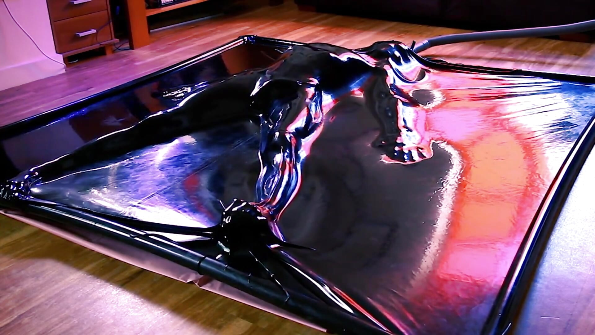 Setting up the latex vac bed – видео вебкам-модели rubberdom69