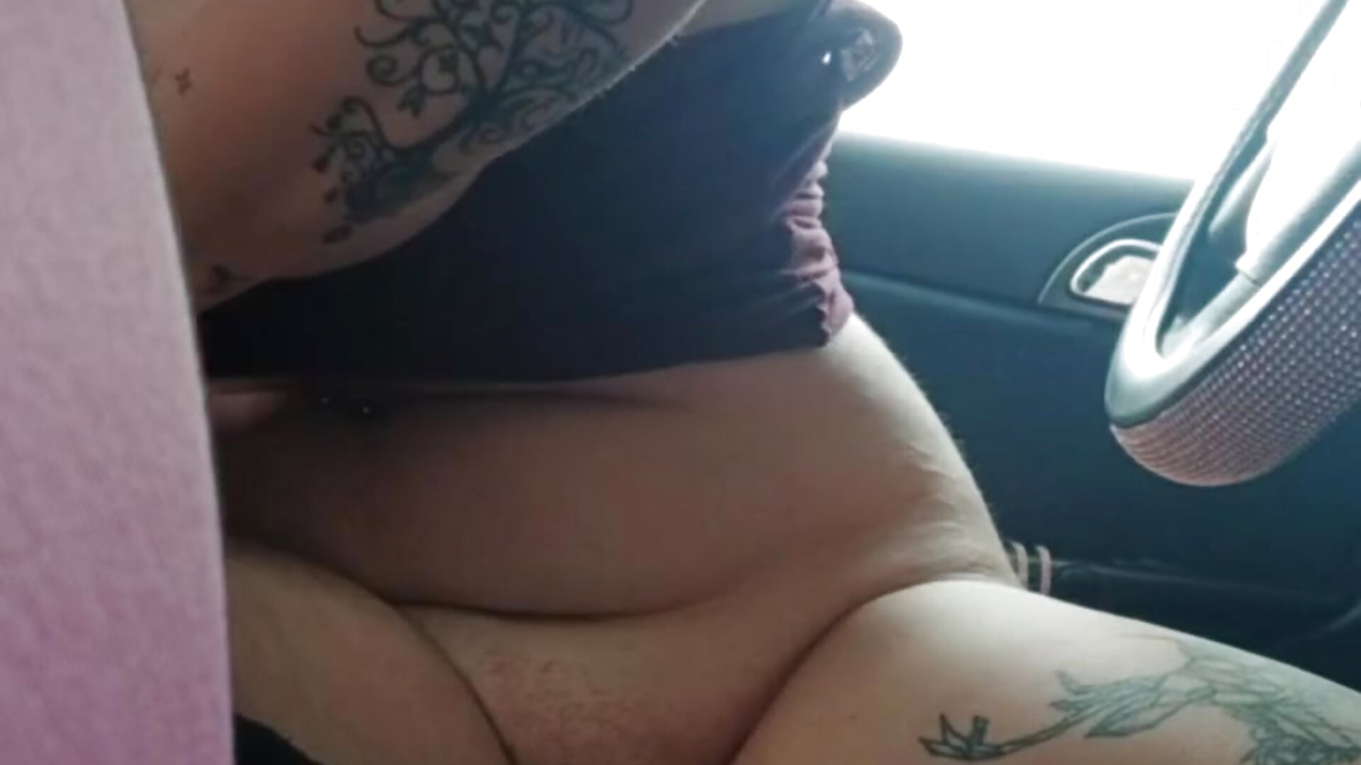 TOTAL NAKED IN A PARKING LOT(FACE),TUTTA NUDA IN UN PARCHEGGIO.(VISO).🥵💦 - video di luciferelili modella di cam