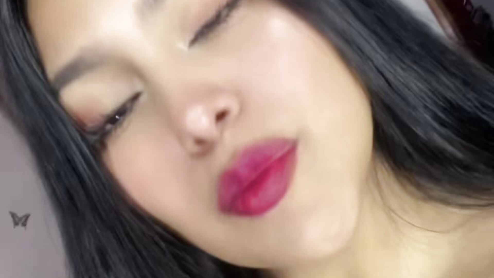 Kissees 💋 - video by Tania_rendon cam model