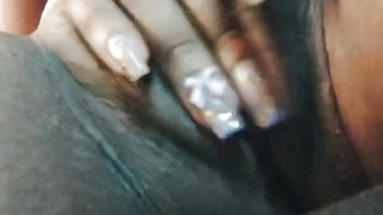 masturbating and rubbing my cliroris while I look at you 🤤 - video by Daia_Ortiz cam model