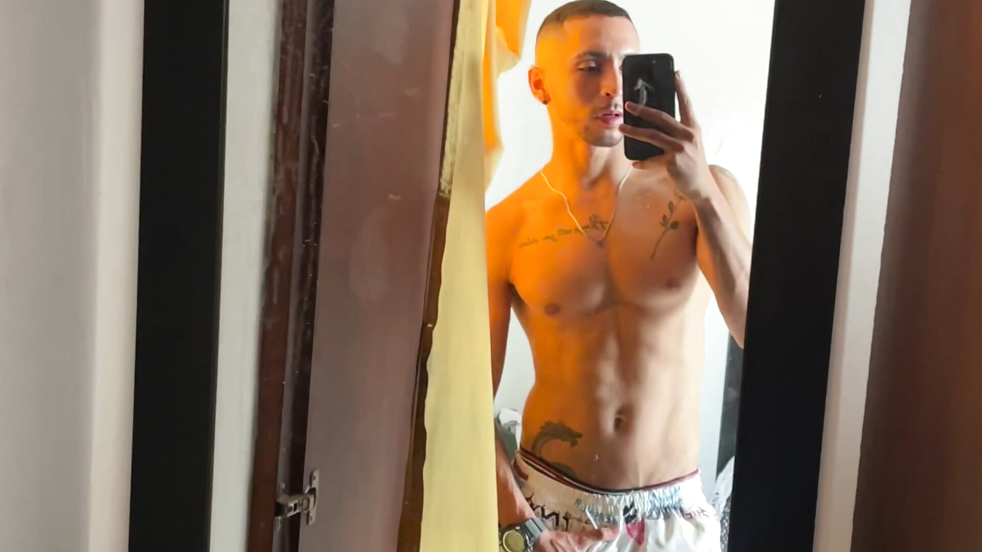 En casa descansando para ti - відео від вебкаммоделі NicolasChest_xxx