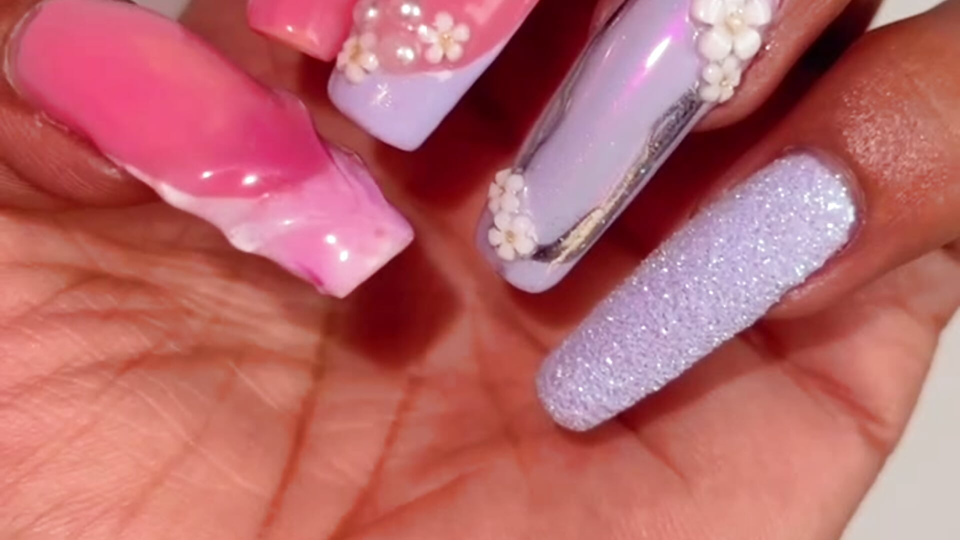 Nails like these deserve to be admired… and to feel some skin too 😘💫 - Video von NicoleMadrird Cam-Model