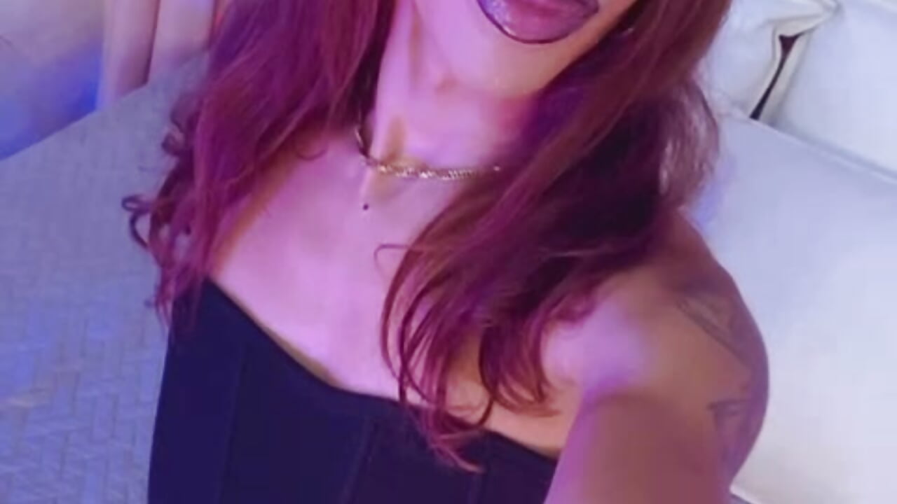 Chocolate skin, juicy lips  😈worship me 🔥 - Video von NicoleMadrird Cam-Model