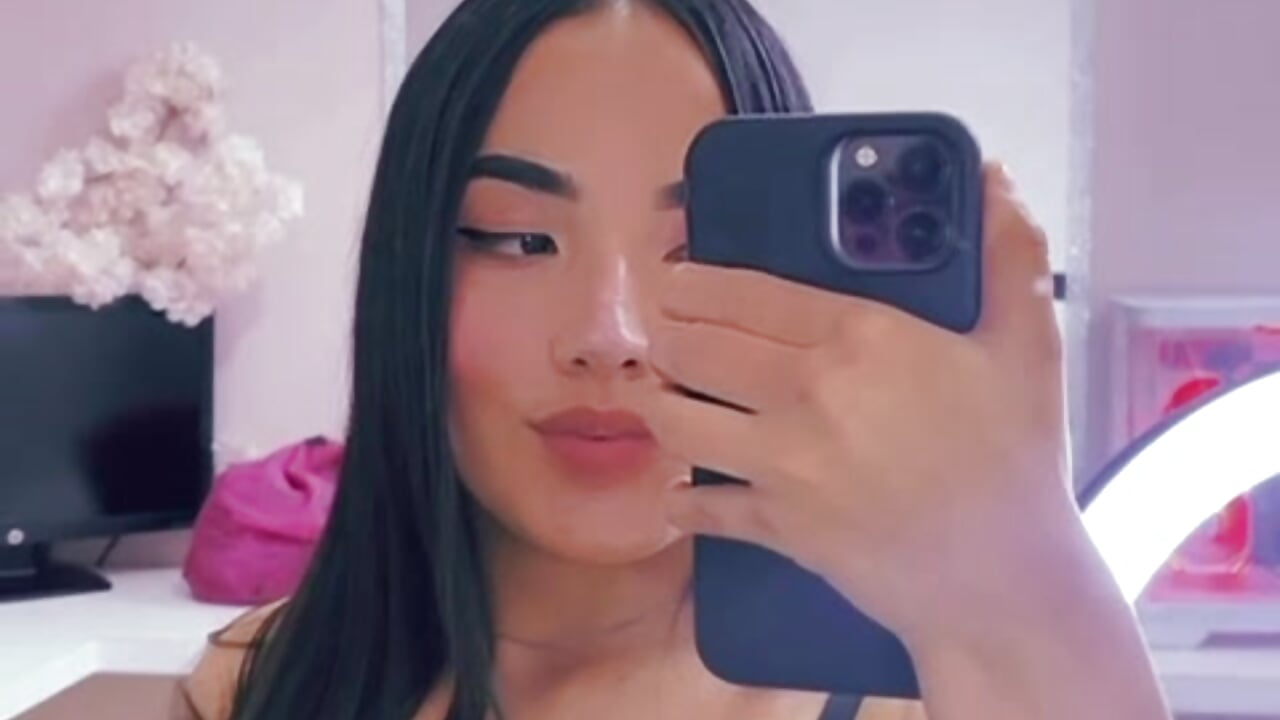 What a cute miii pink background - video by Alice_26_ cam model