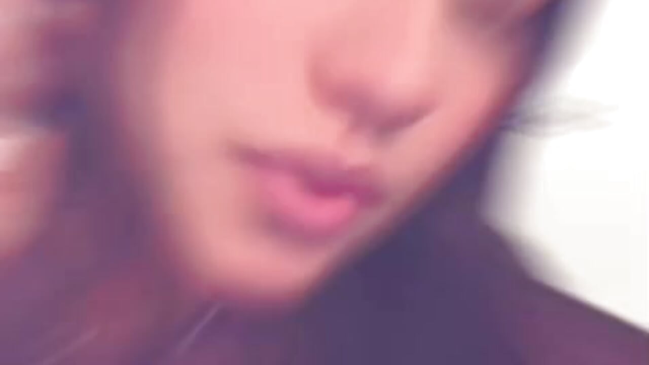 Today is Saturday, the perfect excuse to lose myself in your thoughts… or in your bed. - vídeo de Quiinn_bx modelo de câmara