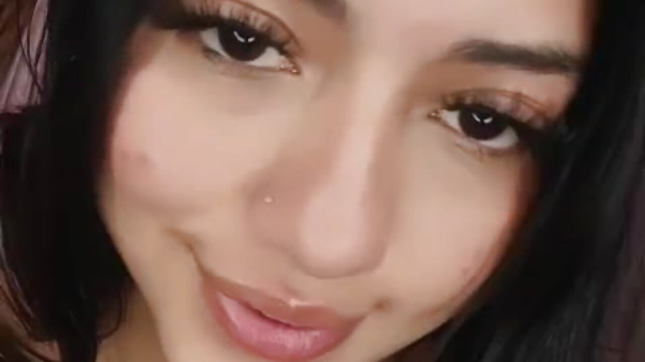 "A smile can be more dangerous than a thousand words." - vídeo de Quiinn_bx modelo de câmara