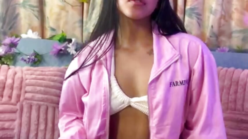 "It's not just a kiss, it's a promise disguised as temptation." - vídeo de Quiinn_bx modelo de câmara