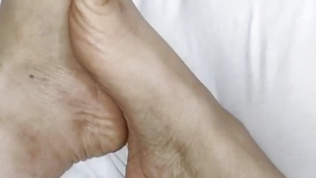 RUB MY BEAUTIFUL FEETS - vidéo du modèle de showcams AngelinaBlanc_