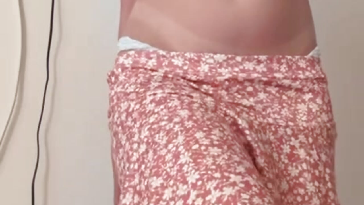 nice outfit and play explore my young body 😈🥰 — filmik 18teengirl3, modela(-lki) na kamerkach