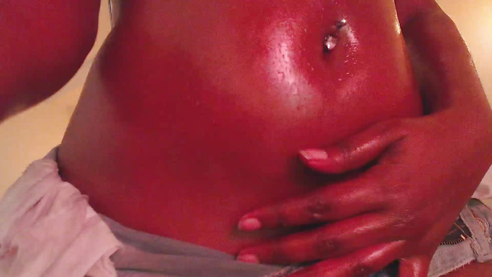 My skin shines and my body slides under oil - video by Coral_Lise cam model