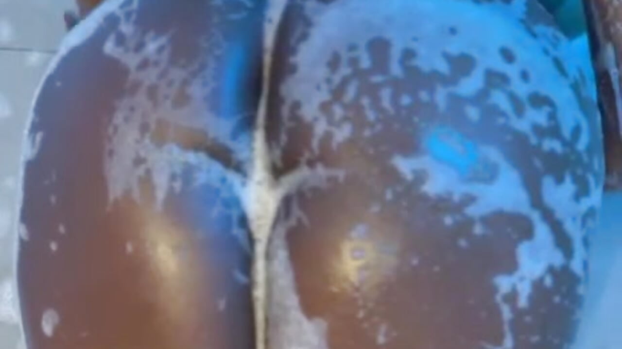Between bubbles and caresses