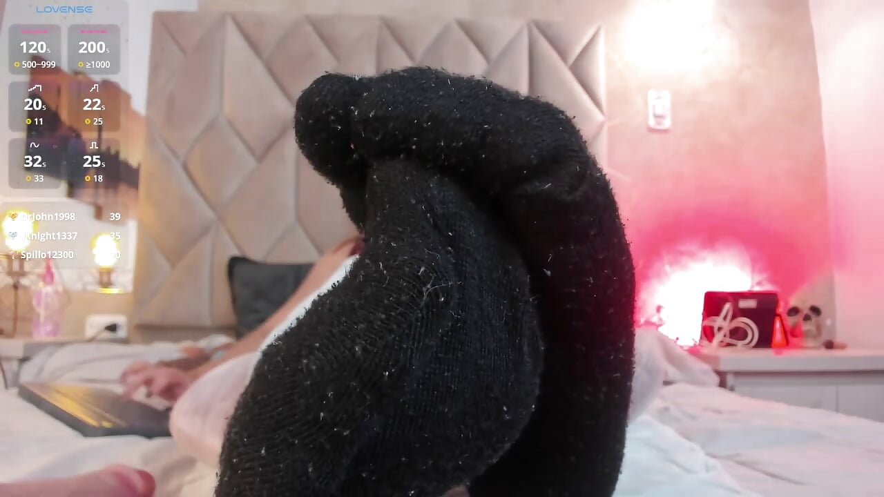 Black socks 🐈‍⬛ - video di kailinmoonx modella di cam