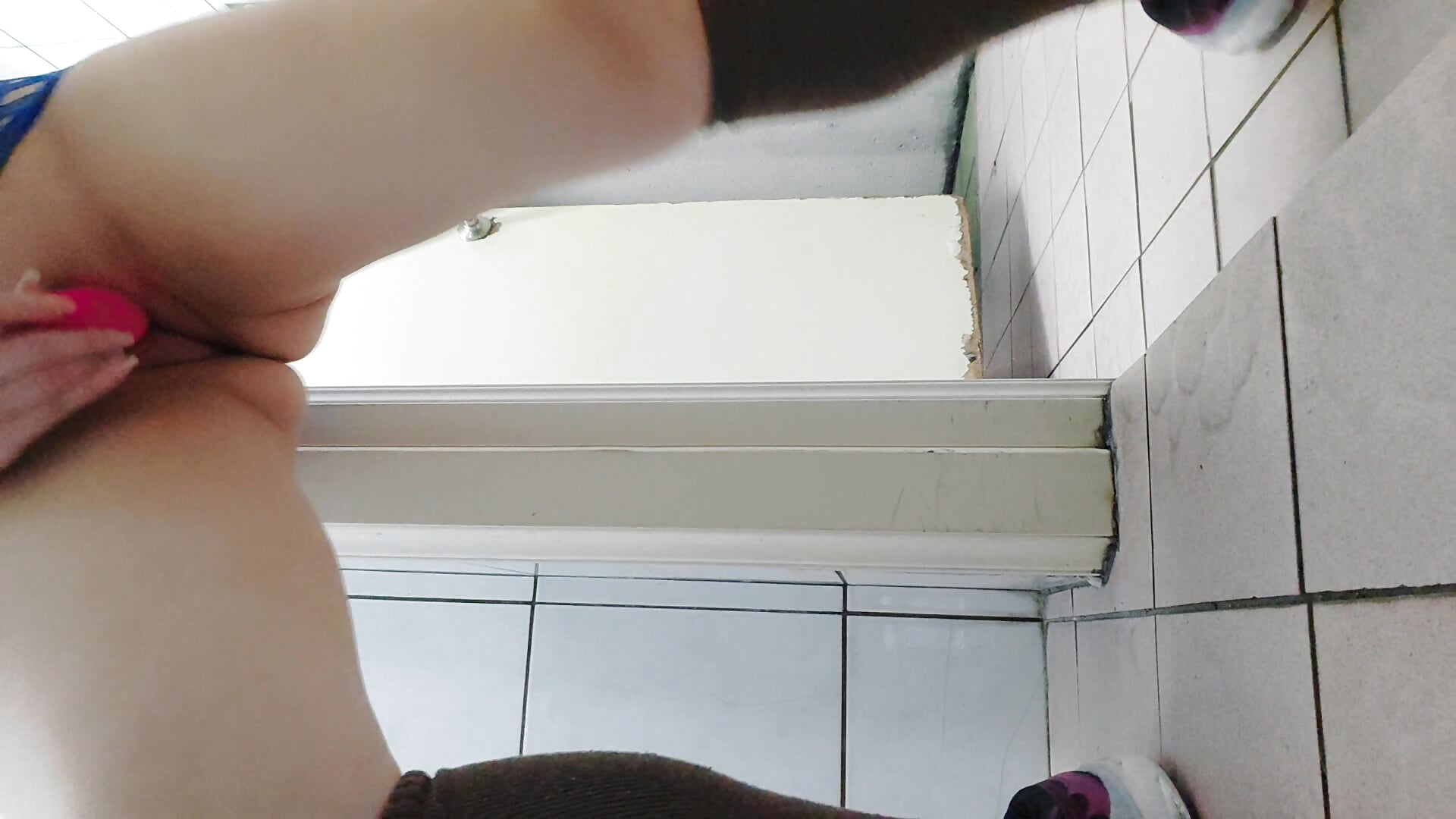 在公厠不关门穿连体网衣自慰（上） - video by yuehan999 cam model