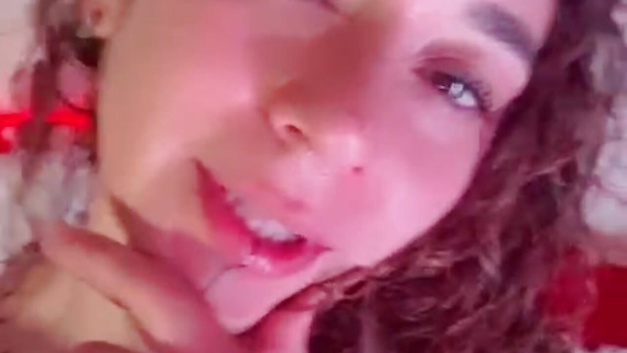 There are desires that begin right here… in my mouth lip 🥵​💦​ - Laguertha__ adlı kamera modelinin videosu