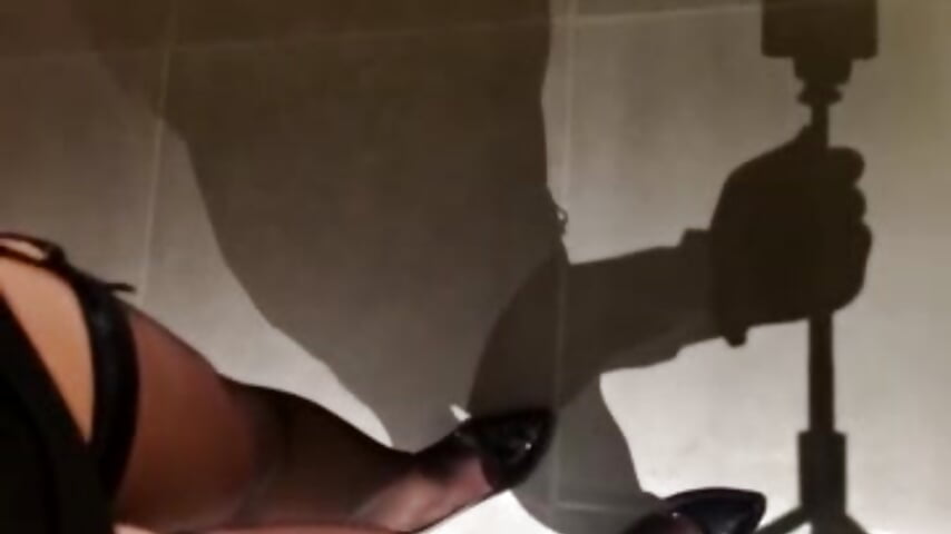 厕所惊险露出 - 視頻由 VX-babygirl3323 主播提供