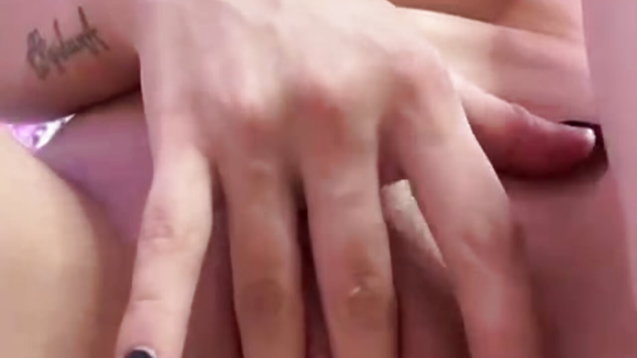 Sexy girl masturbates - Vídeo de Ruby-conner2, modelo de vídeos