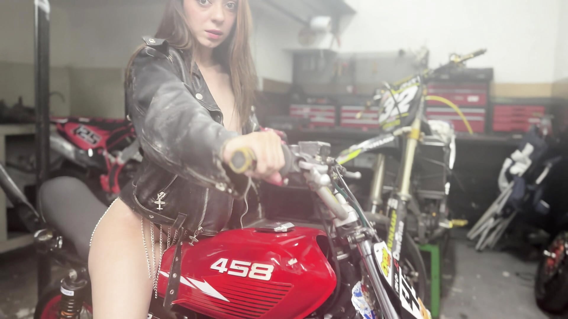 Biker Girl - video di RoseWillsson modella di cam