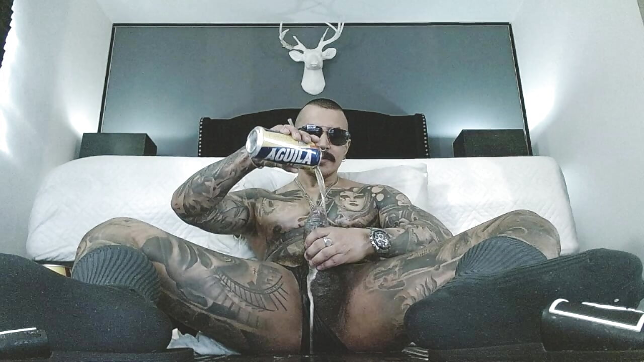 El macho enfiestado suelta su leche