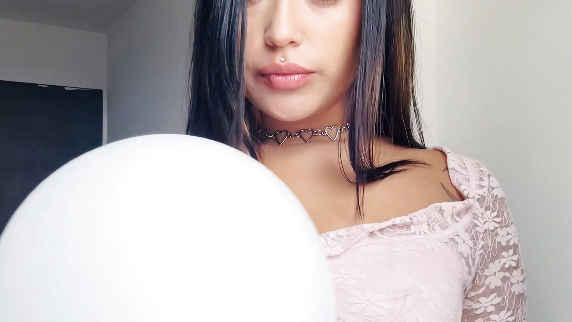 Help me with the ballons for the party 🎈🥵 - video van KatianPierce cam-model