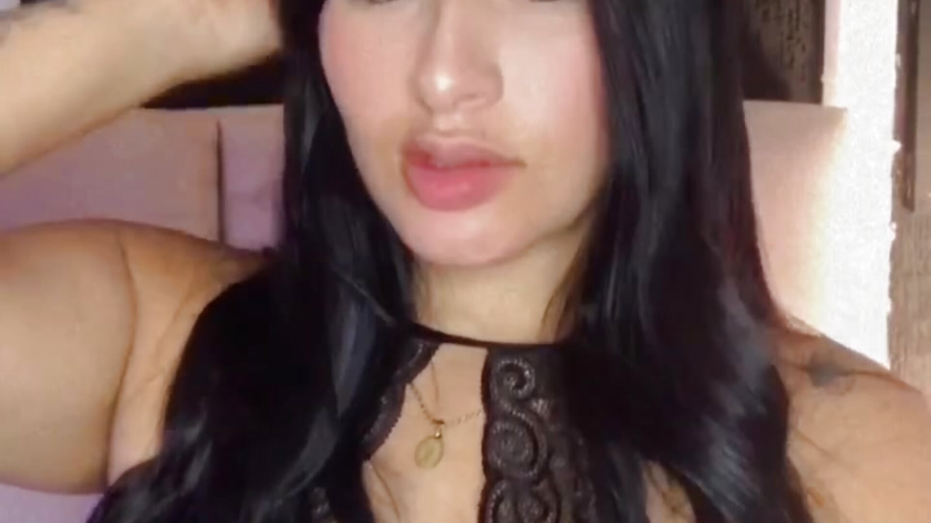 trim,6F1BDF6C-93D8-4D4E-AF9C-03EDBB210781 - vídeo de andrea_gomes_ modelo de câmara