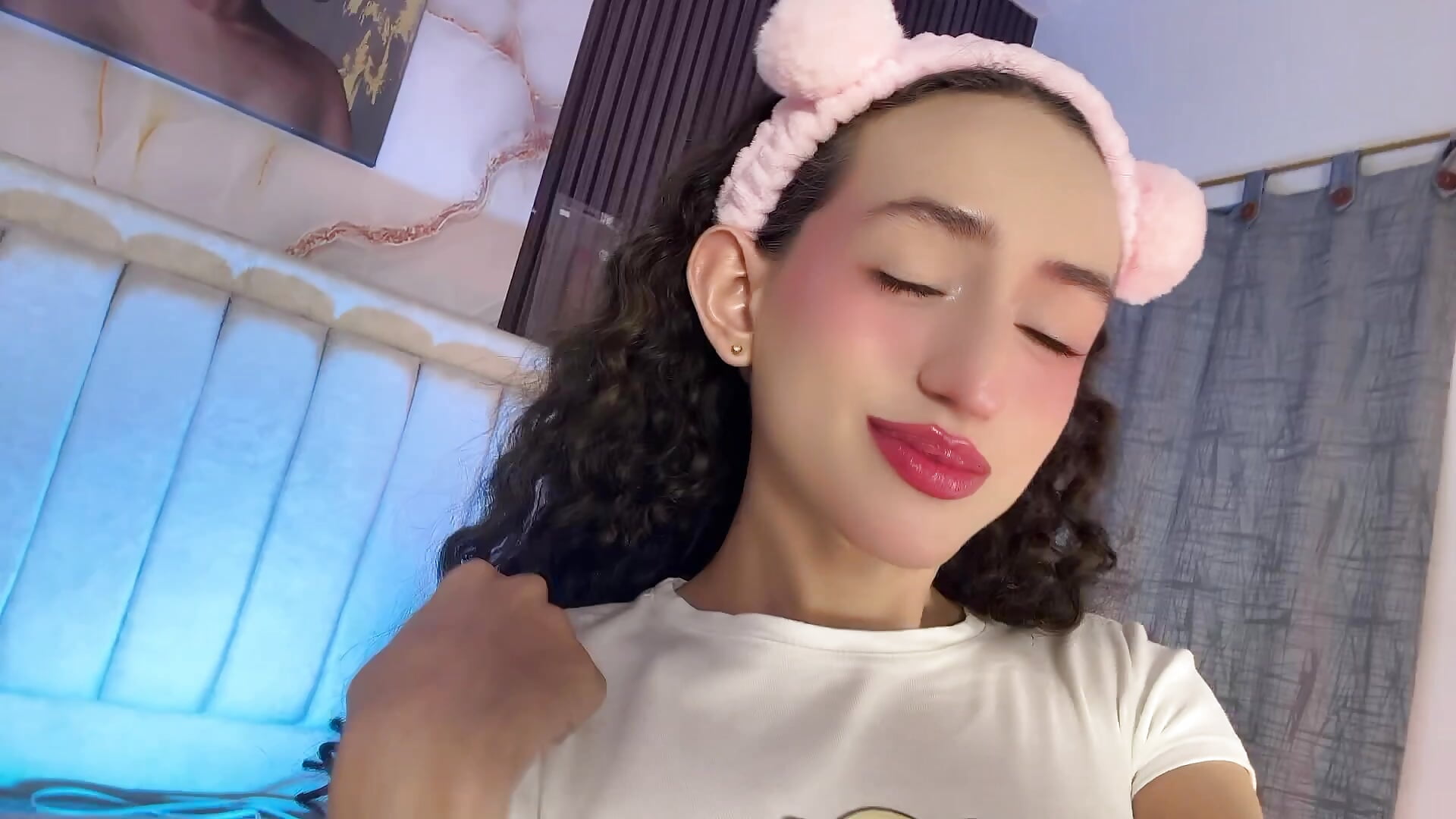 Un like it, love u 🙈💗 - فيديو من pinky_peach موديل الكام