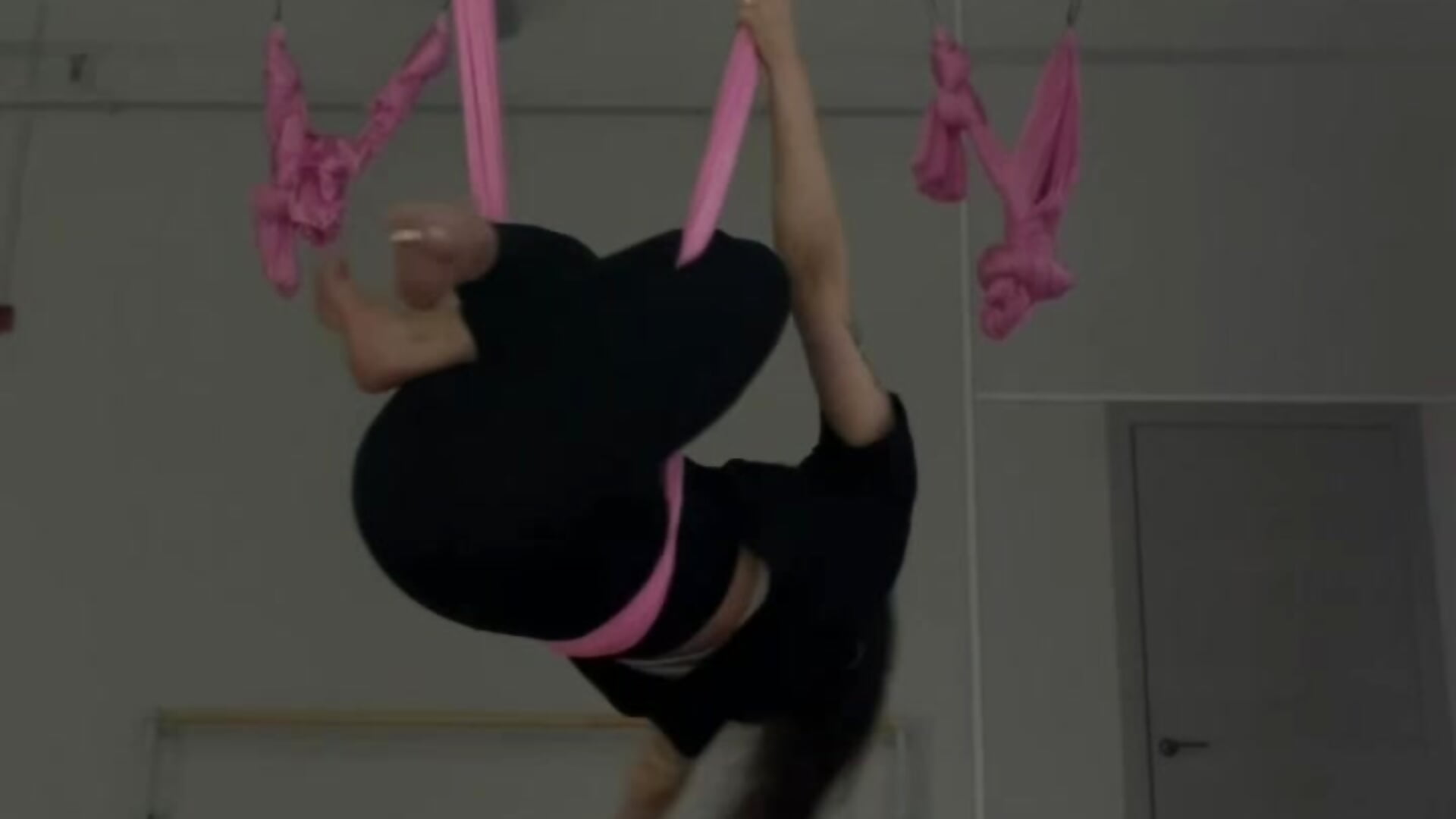 Studying aerial stretching without a coach. The first day😂 - vídeo de LilFlexxy modelo de câmara