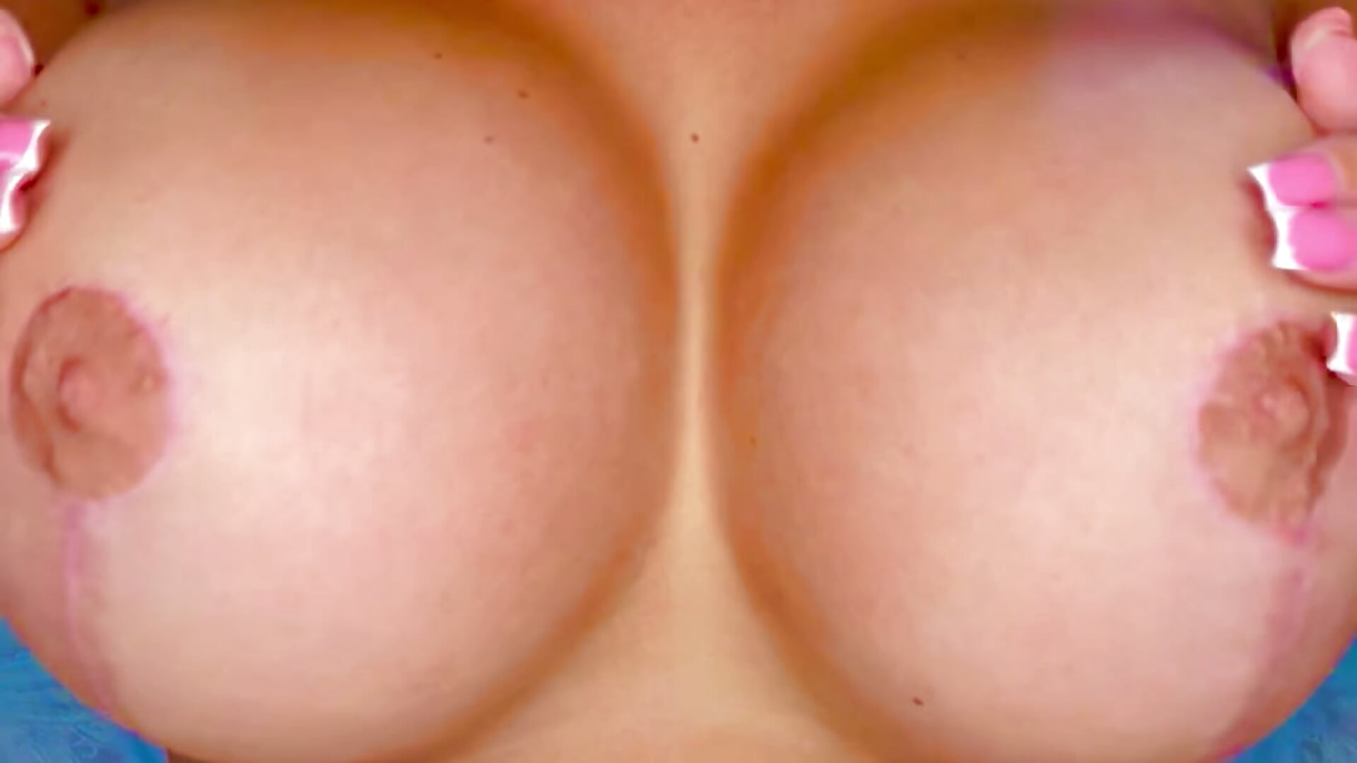Bouncing these big TITS 🍒😏