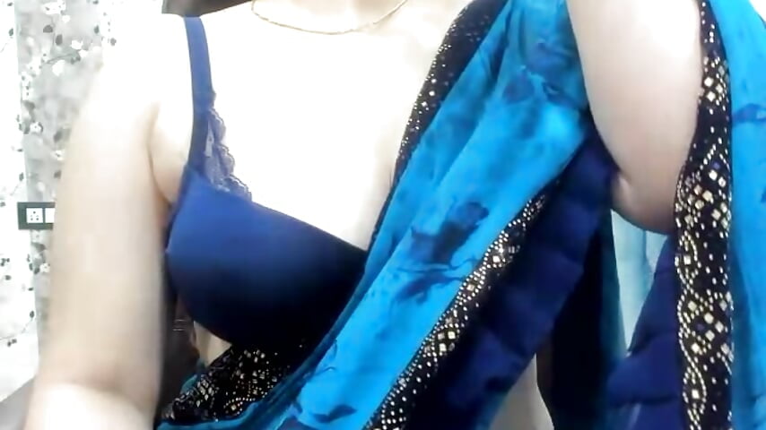 tease with blue saree