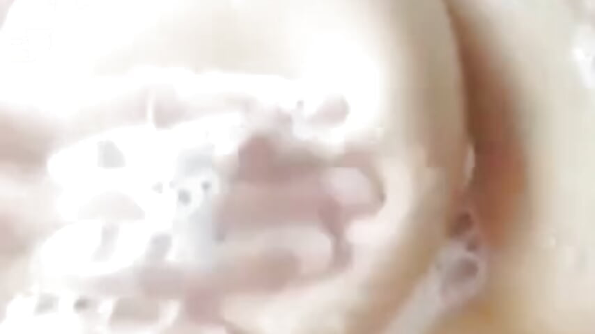 和花花一起洗澡品尝香香的乳头