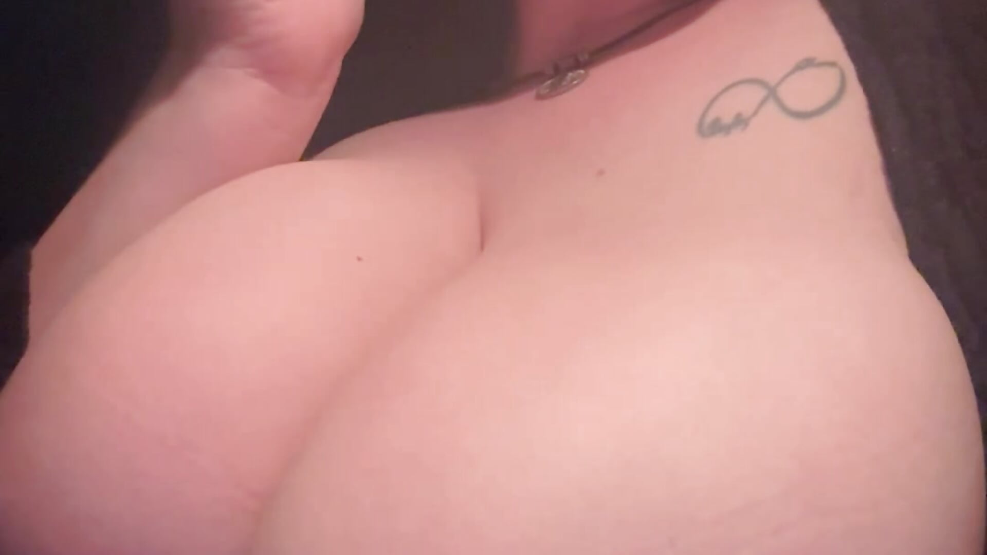 Topless Smoking in the car - video oleh model kamera Ms_Lunar-Lust