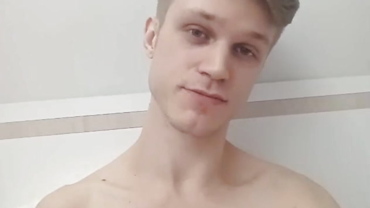 dando aquela ajeitadinha no cabelo - video van NinhoMorango cam-model