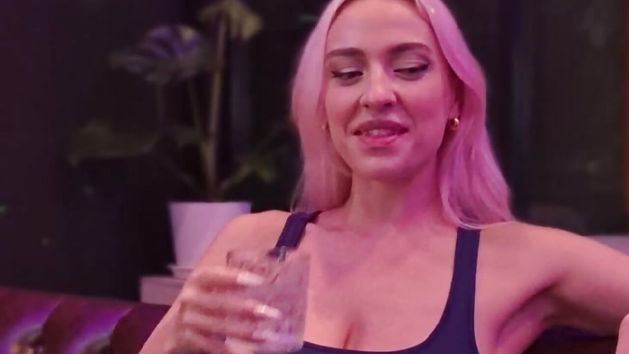 mood when I reached 10000 favourites 🤍 - vidéo du modèle de showcams _Miss_Valentina_