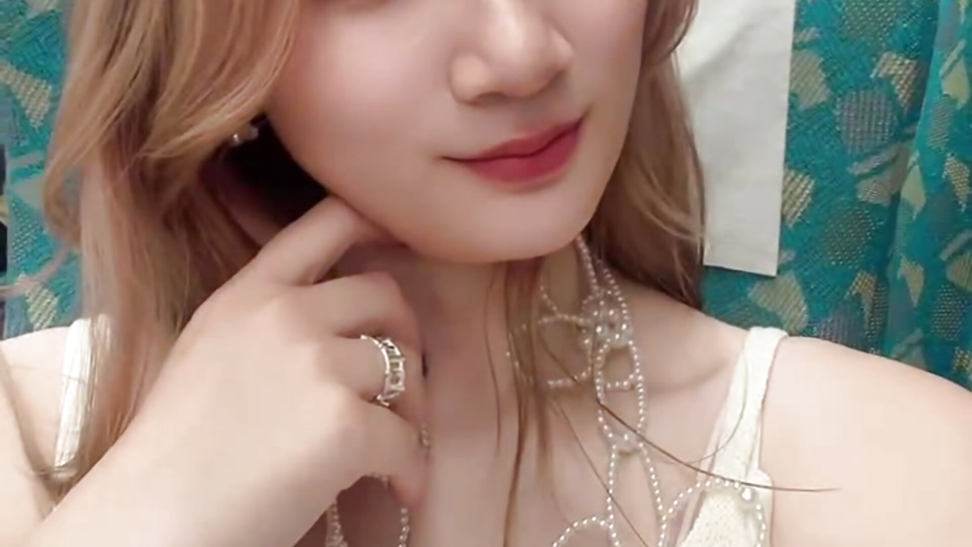 當莉莉子老師以為自己在自拍，結果…是錄影...真的被自己蠢到笑🤪 - video by a-liliko cam model