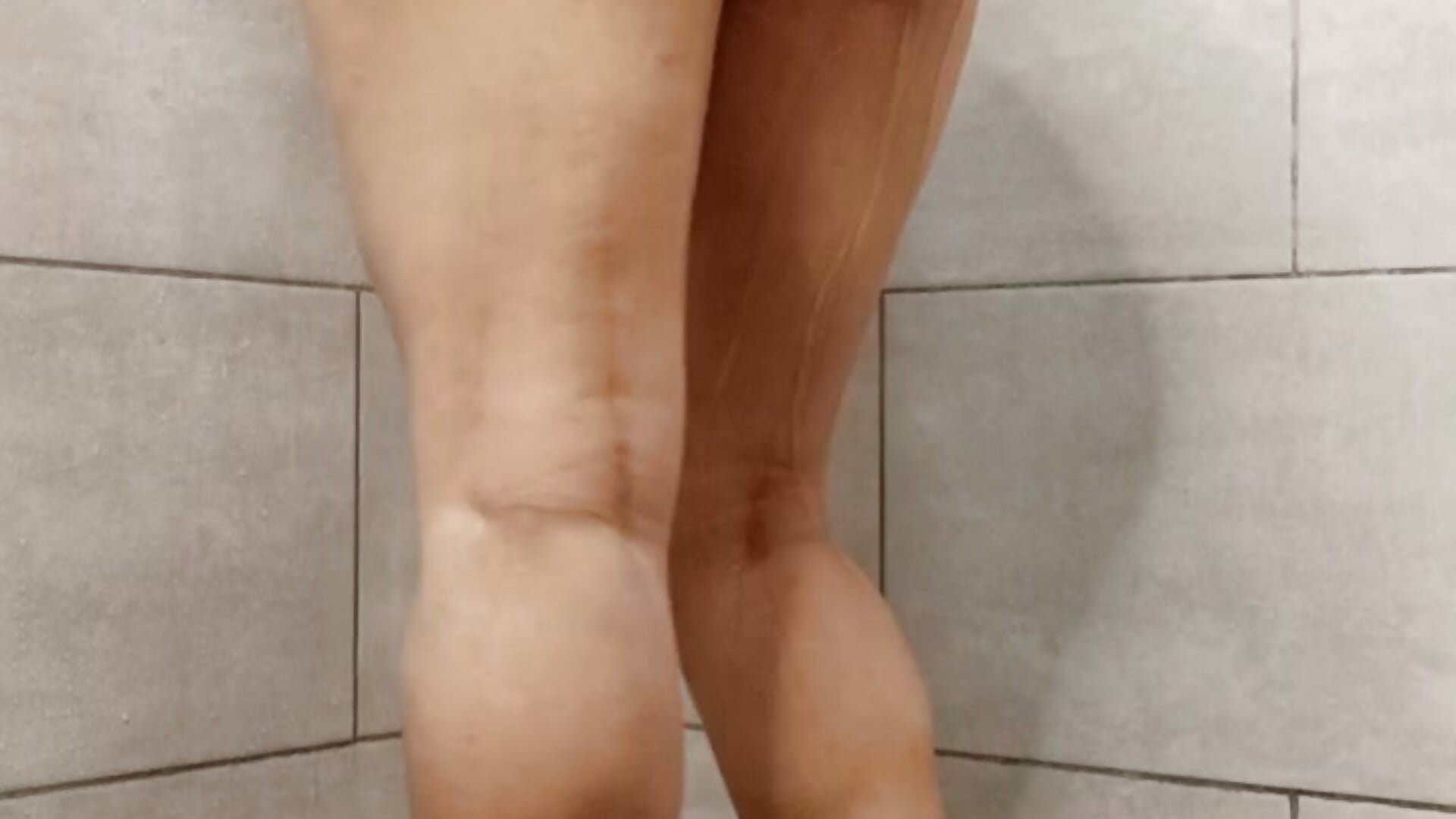 Wet feet and legs - video av wendylive cam-modell