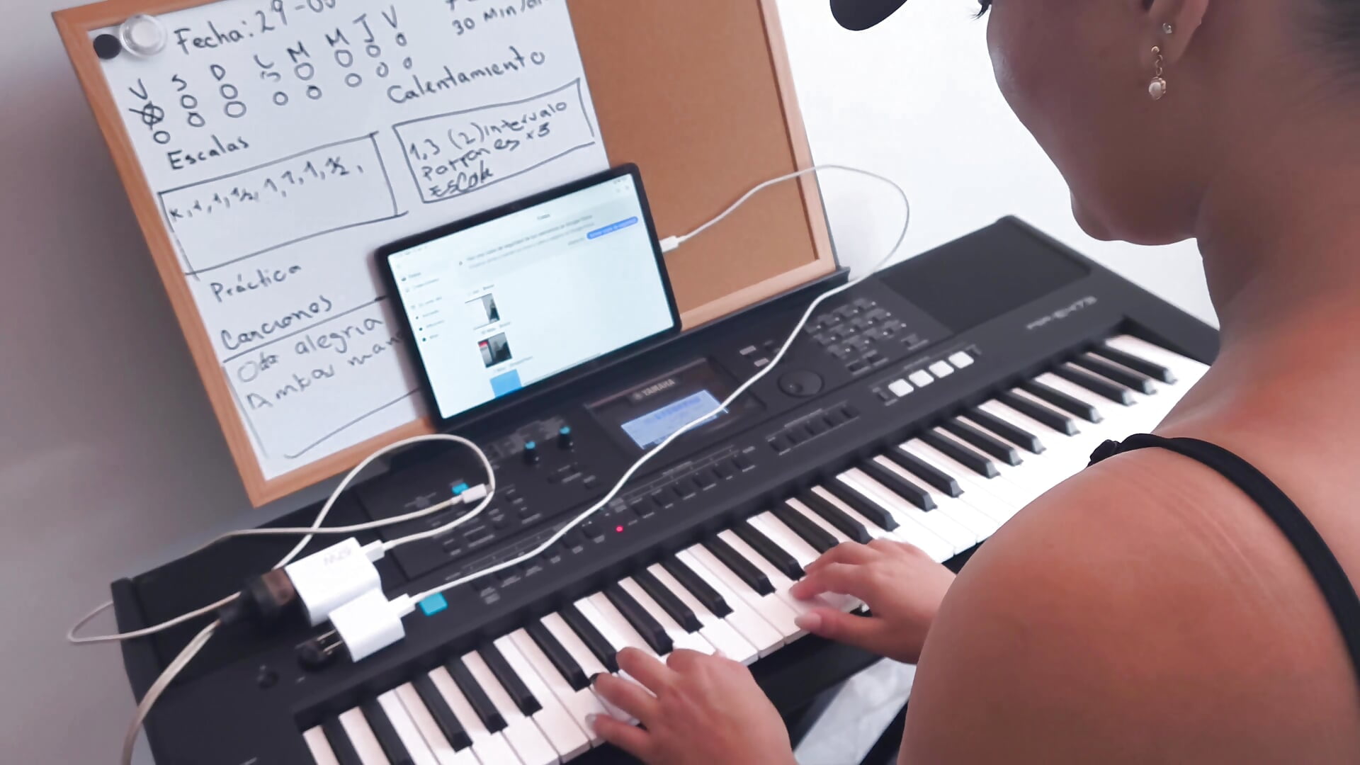 Got frustrated for a while, but I'm back to practicing with a Domestika course 🎹✨