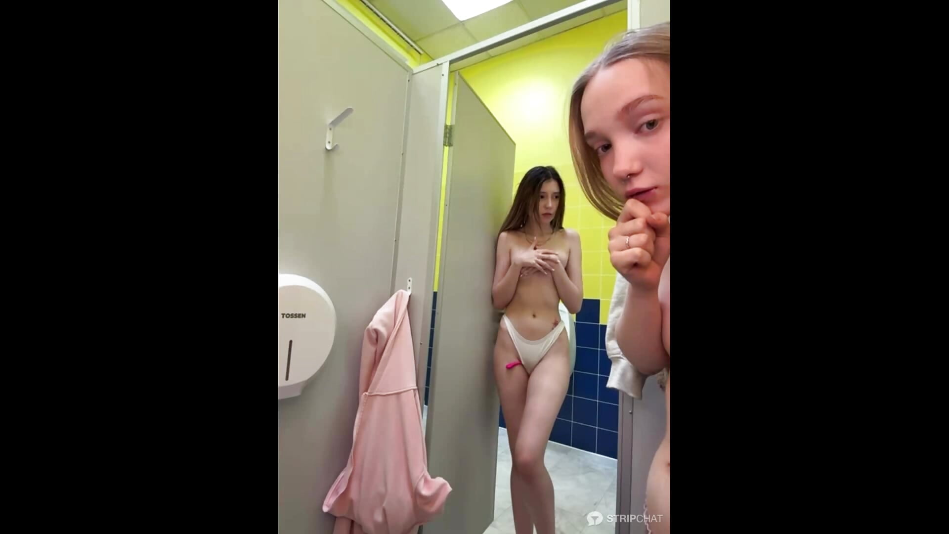 Nancy and Lulu: topless open door of cabin and Nancy stay in doorway + stranger was close to catch - video di bambi_lu modella di cam