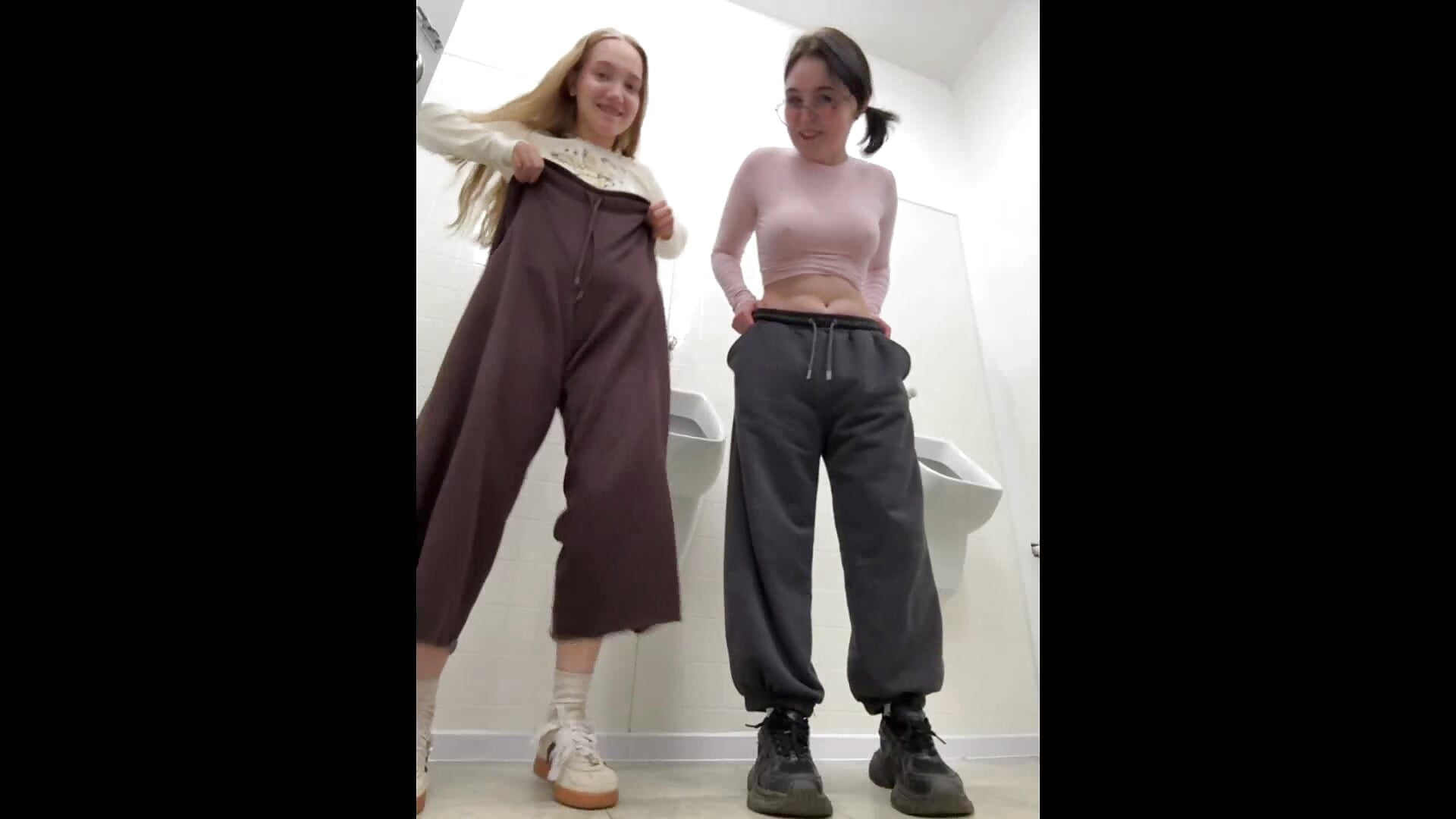 Arya and Lulu: funny dance in public toilet 😜 - bambi_lu主播的视频