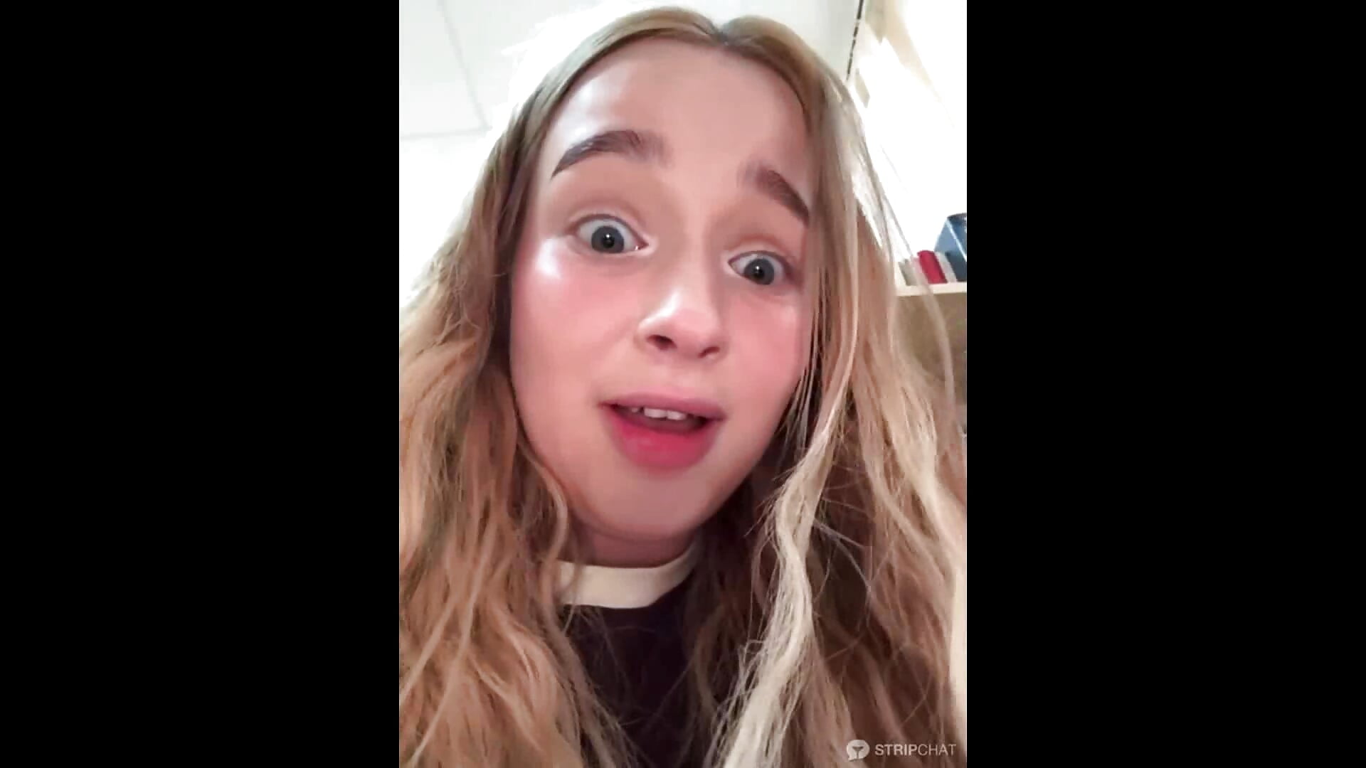 Mia and Lulu: Mia try to show naked ass and pubis in public library but someone near 😱 - video by bambi_lu cam model