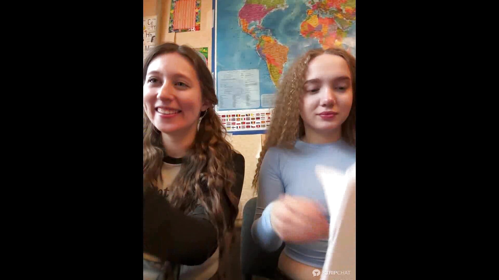 Anna and Lulu: got bored and started throwing papers from their notebooks in class🤪 - bambi_lu主播的视频