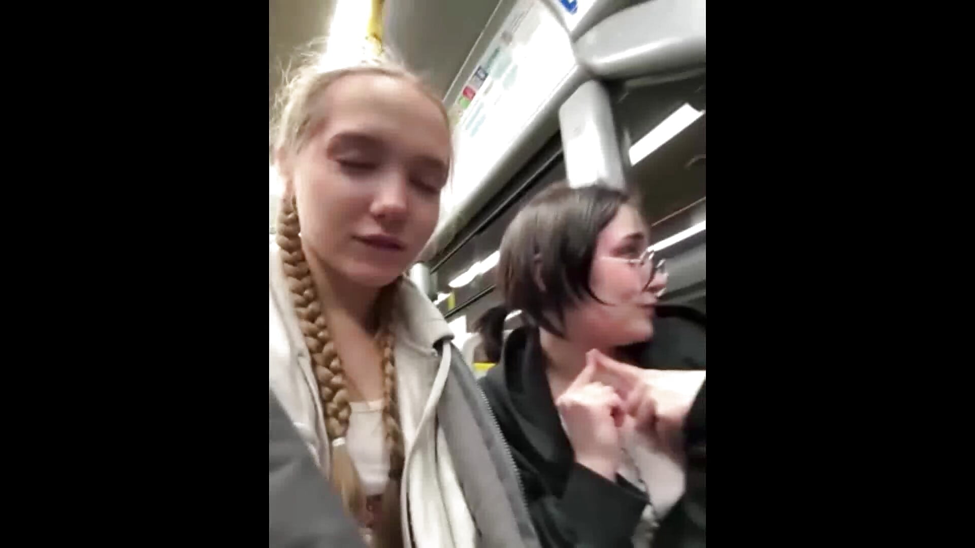 Arya and Lulu having fun on the bus after risky show 🤪🚌 - bambi_lu主播的视频
