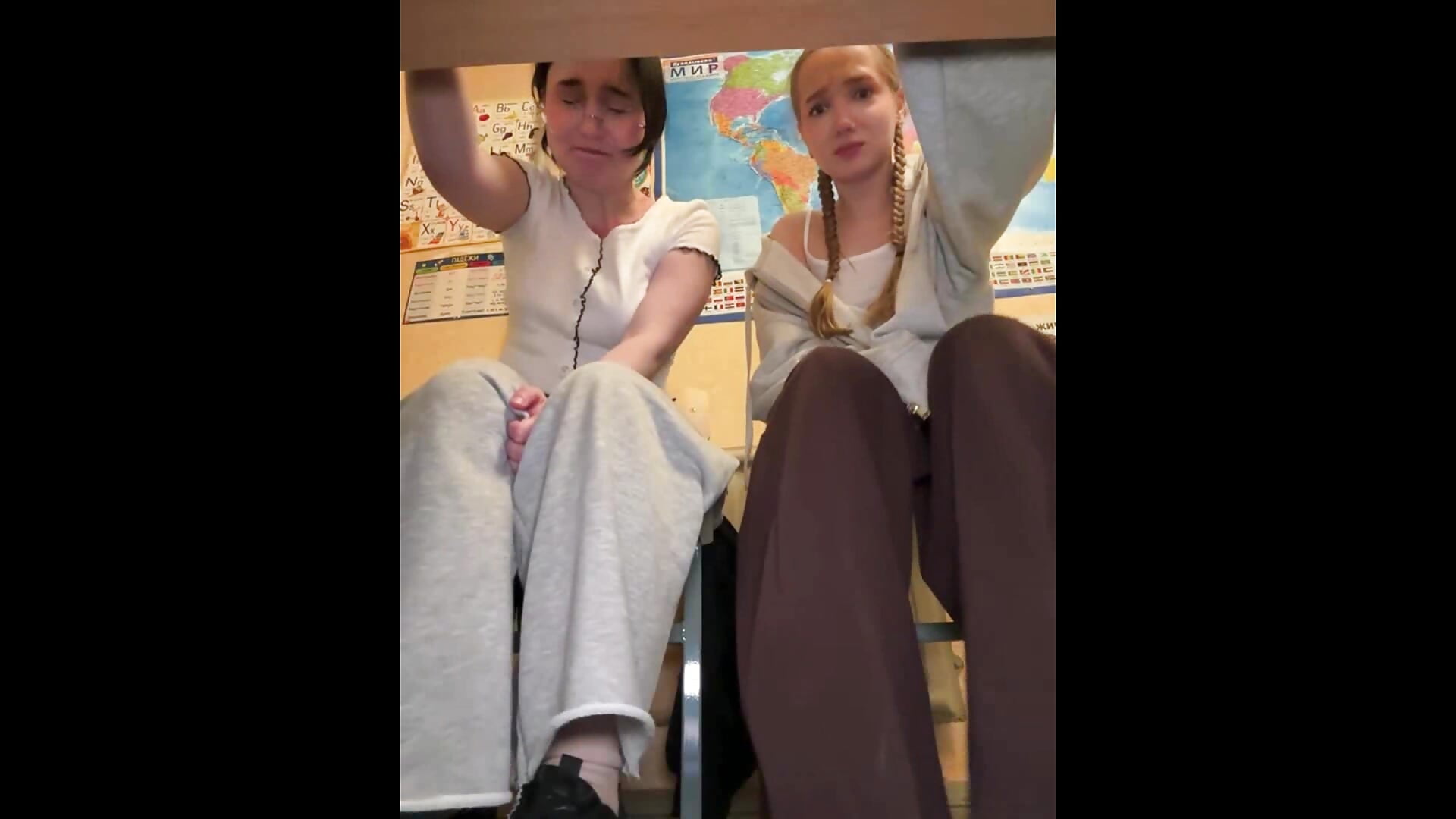 Arya and Lulu: hidden video under desk from classroom📎📖 - bambi_lu主播的视频