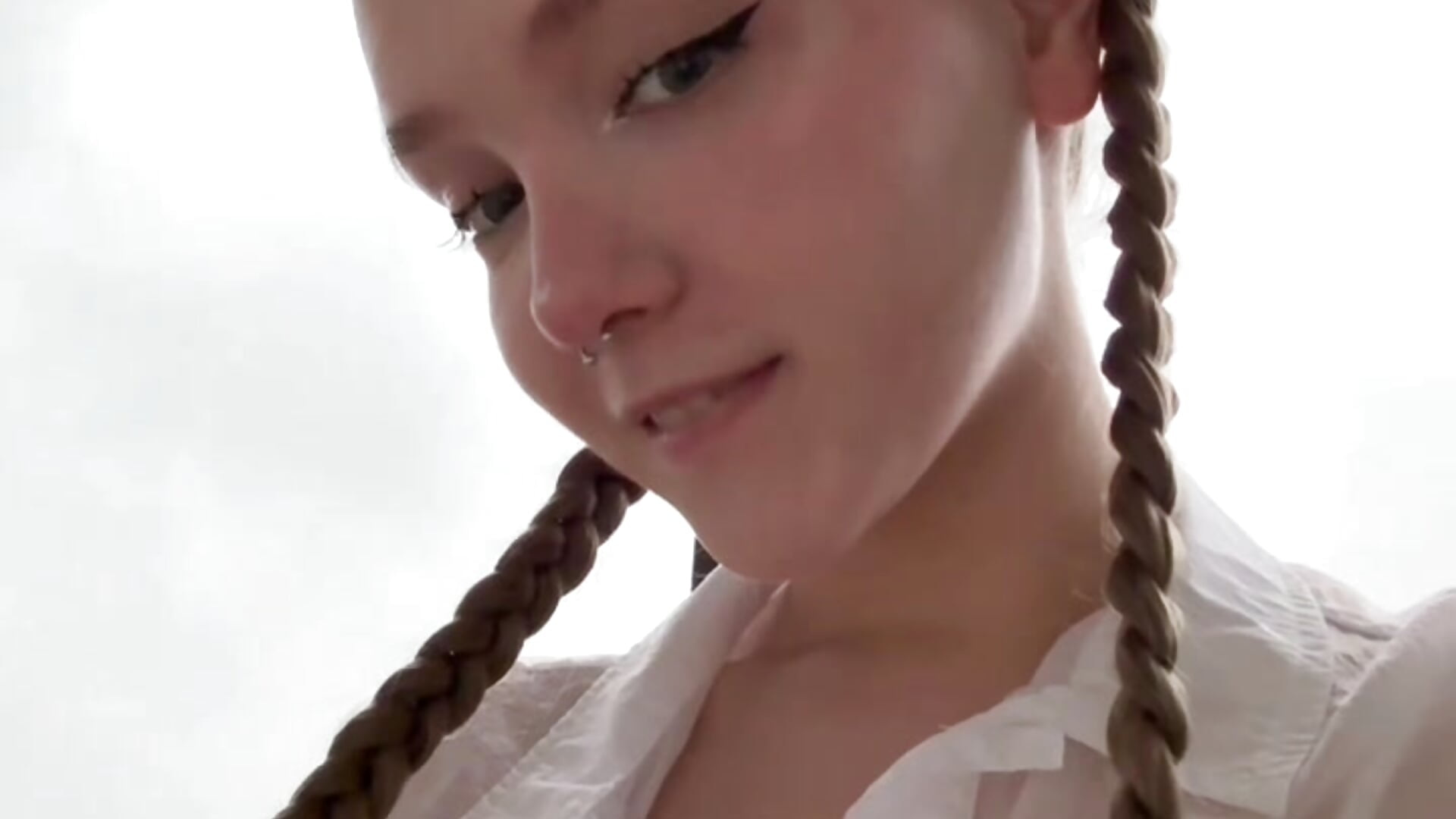 wanna spy something under skirt?🦄－カメラキャストのbambi_luの動画